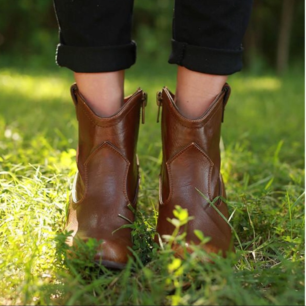 Western Chic Burnished Distressed Boots - Picture 2 of 7